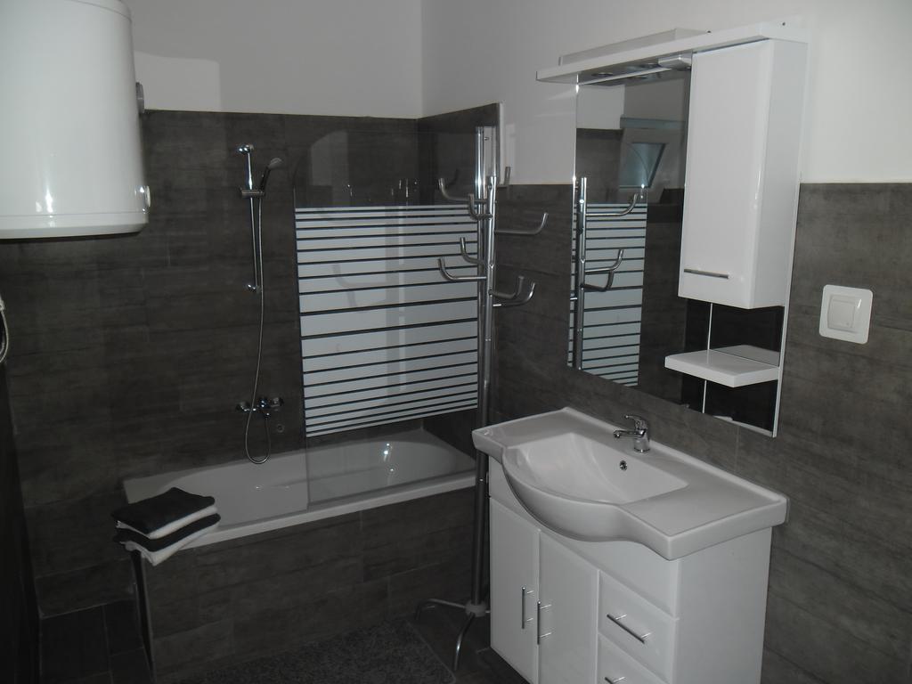 Rooms & Apartments Marinero Бетина Стая снимка